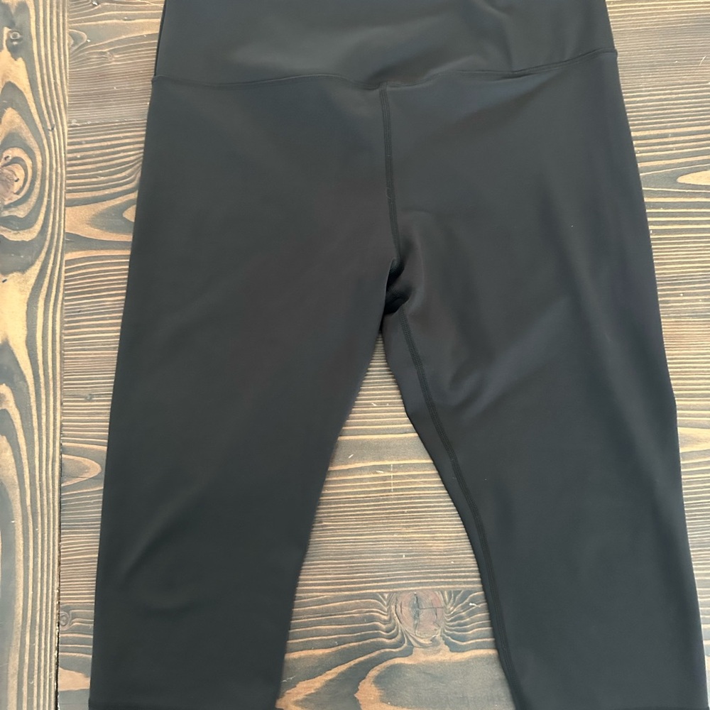 Zyia black capri leggings